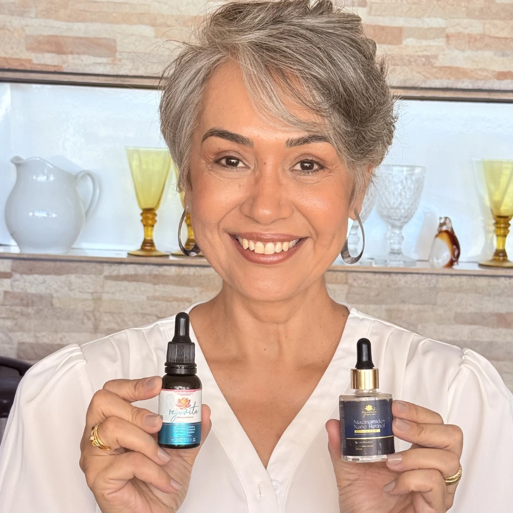Mulher segurando o protocolo Rejuvita